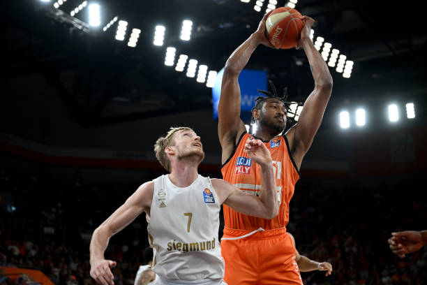 纽卡寻中锋 纽卡寻中锋